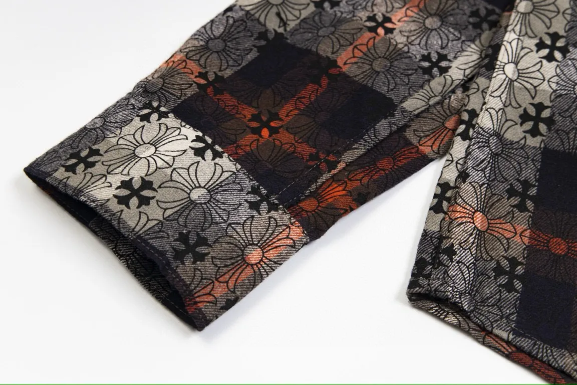 P230 Style number: G009 Chrome Hearts classic cashew flower cross all-over printed jacquard long-sleeved top casual shirt for couples 1️⃣Customized original jacquard fabric, high-quality pure cotton jacquard plaid fabric, soft and comfortable to the touch, a very high-quality fabric! 2️⃣The details of the workmanship are perfectly controlled. The lining is made of vest hemming, and the cuffs are made of double cross leather labels. It is different from the ordinary version. The collar is also designed with interlining, which shows high-end fashion and personality. The style is fashionable, simple and elegant, and it is a very versatile jacket! 4⃣️Complete accessories, all customized with original versions! Same style for men and women Color: cashew red Size: S, M, L, XL